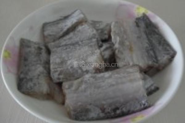 酒酿香酥竹签烤带鱼的做法图解1