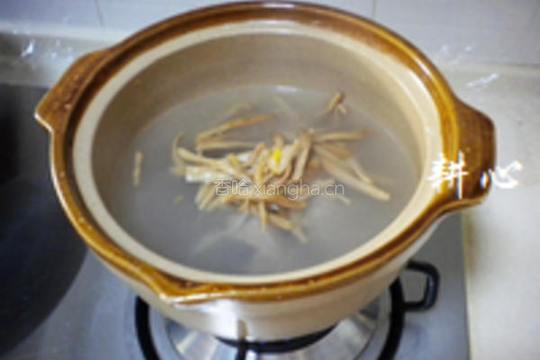 金针菜腐竹排骨汤的做法图解6