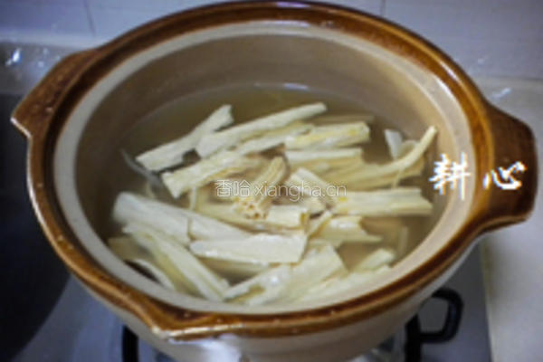 金针菜腐竹排骨汤的做法图解8