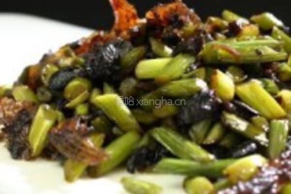 豆豉鲮鱼炒蒜苗的做法图解1
