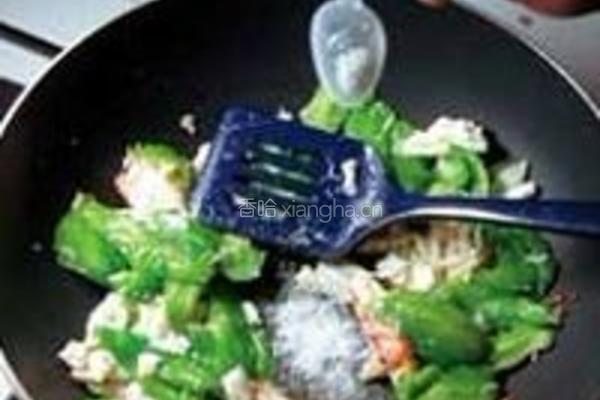 蟹肉炒苦瓜的做法图解1