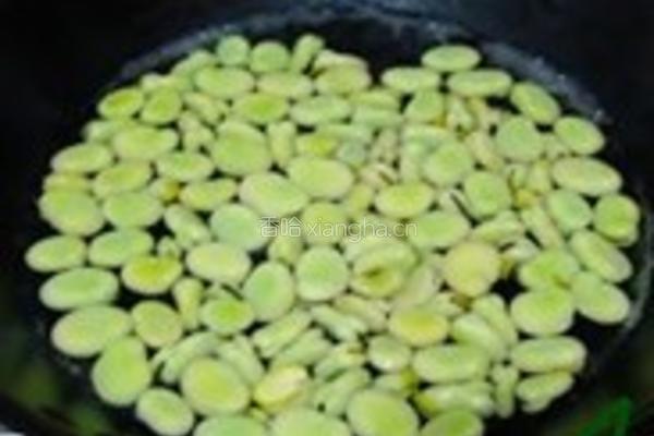 蒜香蚕豆的做法图解3