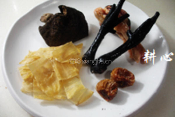 黑虎掌花胶炖鸡脚汤的做法图解1