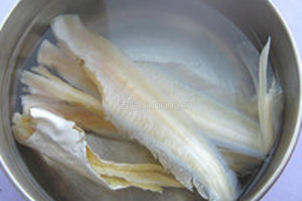鲨鱼尾骨煲鸡的做法图解1