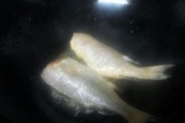 蒜焗小黄花鱼的做法图解2