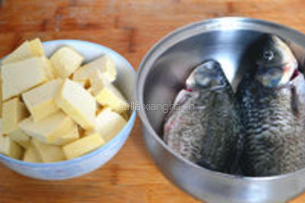鲫鱼豆腐汤的做法图解1