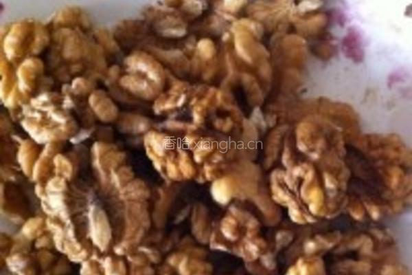 琥珀桃仁的做法图解1