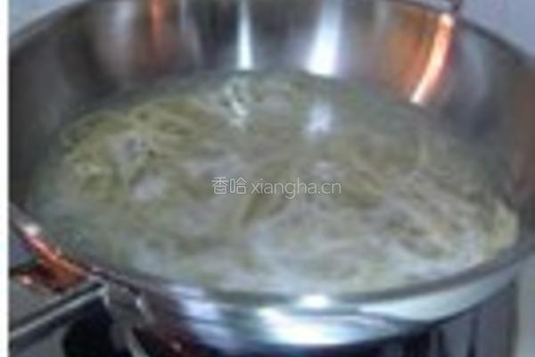 黑胡椒番茄培根炒意面的做法图解1