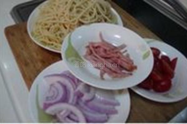 黑胡椒番茄培根炒意面的做法图解2