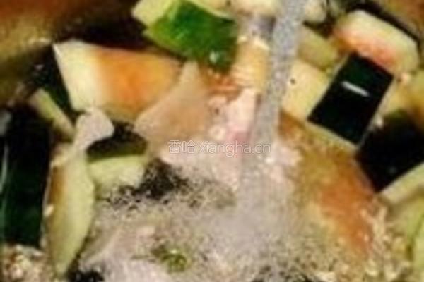 西瓜皮生熟薏米猪踭汤的做法图解3