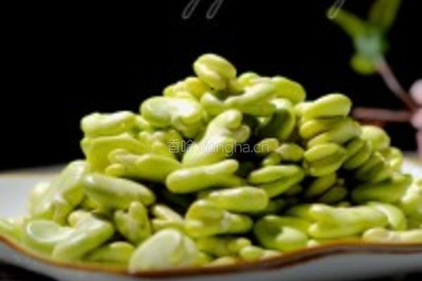 鲜蚕豆炒腊肉的做法图解1