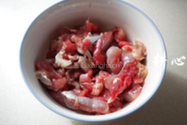 香菇丝炒鸡腿肉的做法图解2