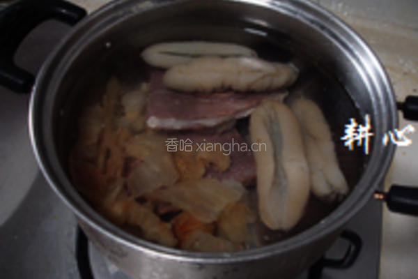 海参花胶火腿汤的做法图解3