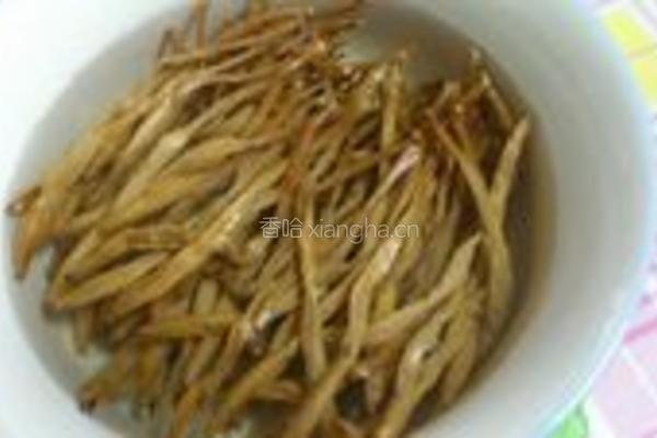 黄花菜枸杞排骨汤的做法图解1