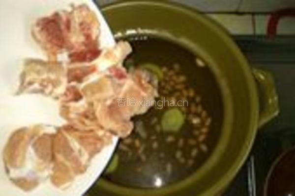 黄花菜枸杞排骨汤的做法图解4