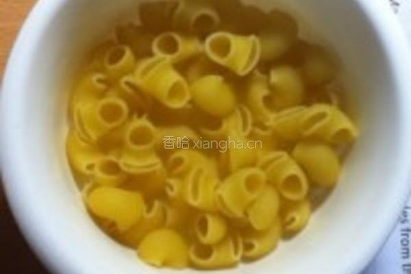 奶香杂拌通心粉的做法图解2