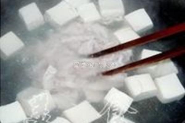 香菜叶肉片豆腐汤的做法图解2