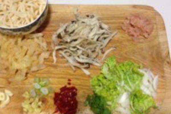 鸡肉酸菜炒面的做法图解1