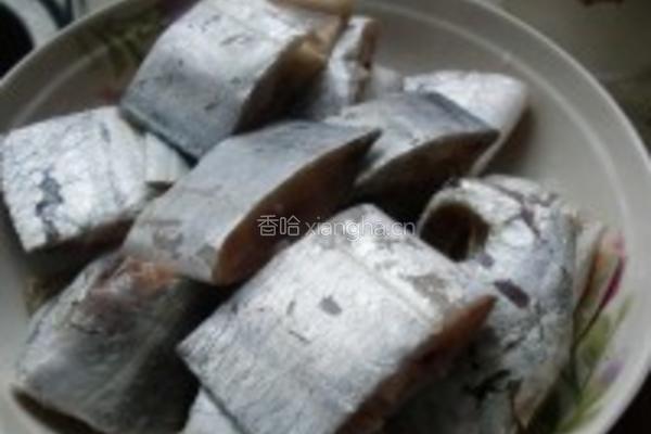 香辣红烧带鱼的做法图解2