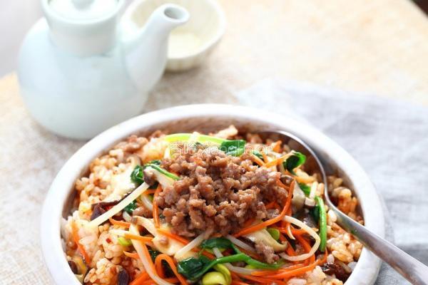 五彩蔬菜拌饭
