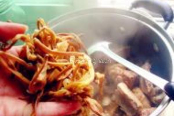香菇黄花菜炖鸡的做法图解6