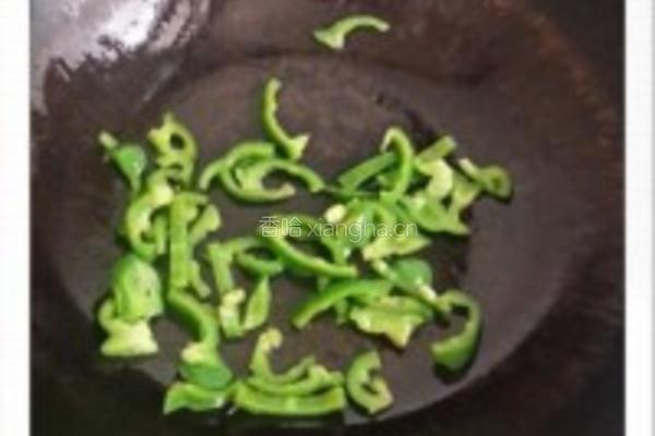 青椒炒鱼丸的做法图解2