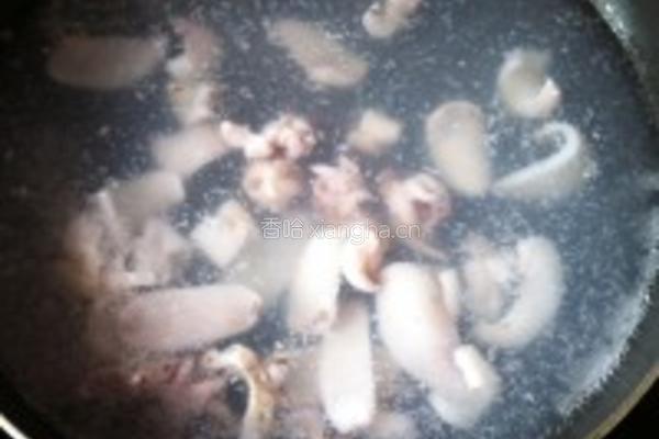 日式墨鱼鲜虾乌东面的做法图解2