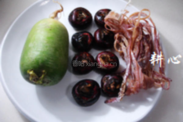 青萝卜马蹄鱿鱼汤的做法图解1
