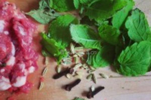 烤羊肉西葫芦配鱼子酱的做法图解3