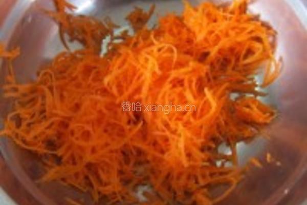 红萝卜鸡肉饼的做法图解1
