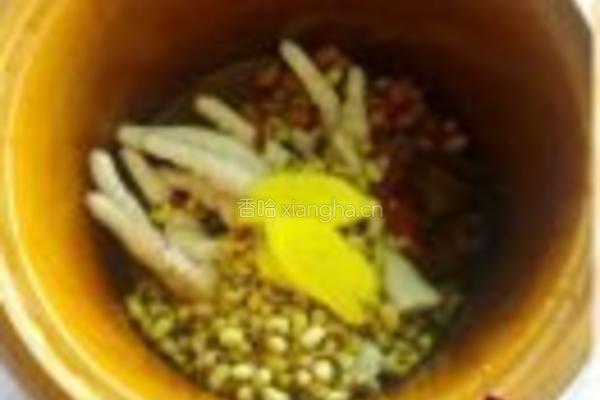 花生眉豆煲鸡脚的做法图解6
