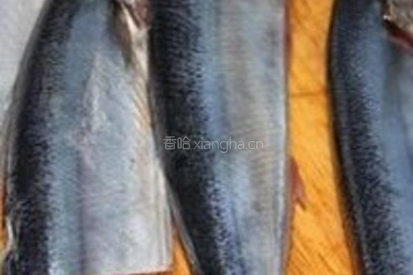 盐煎秋刀鱼的做法图解1