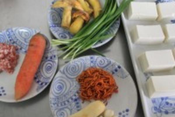 虫草花扒牛肝菌豆腐箱的做法图解1