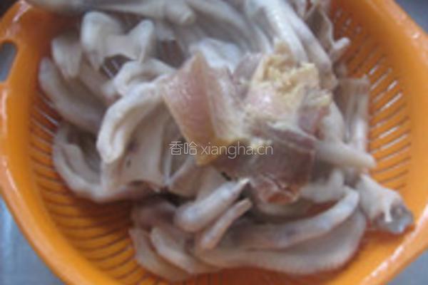 鸭掌菌菇千张汤的做法图解3