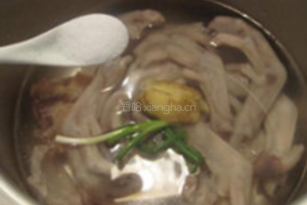 鸭掌菌菇千张汤的做法图解4