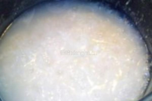 红萝卜痩肉粥的做法图解1