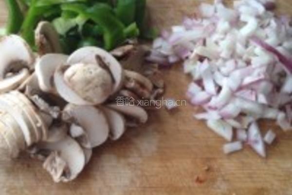 青椒蘑菇金枪鱼披萨的做法图解2
