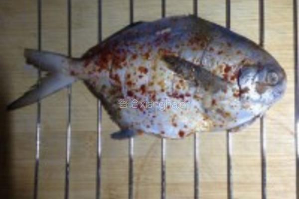 孜然味烤鲳鱼的做法图解3