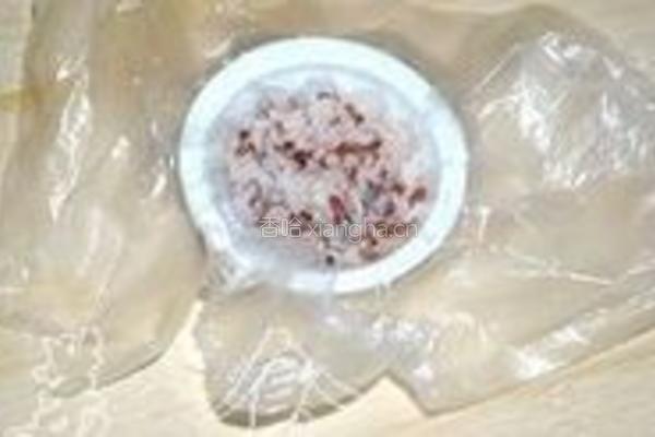 红米肉松海苔饭团的做法图解2