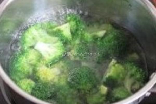 蚝油鱼子西兰花的做法图解1