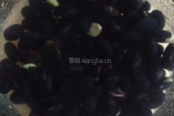 黑豆核桃芝麻豆浆的做法图解1