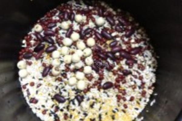 香甜营养八宝粥的做法图解1