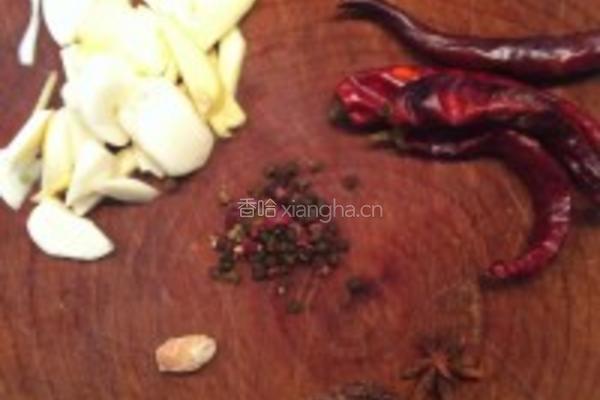 滇式牛肝菌黄焖鸡的做法图解1