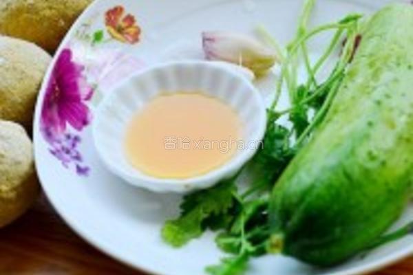 黄瓜拌变蛋的做法图解1
