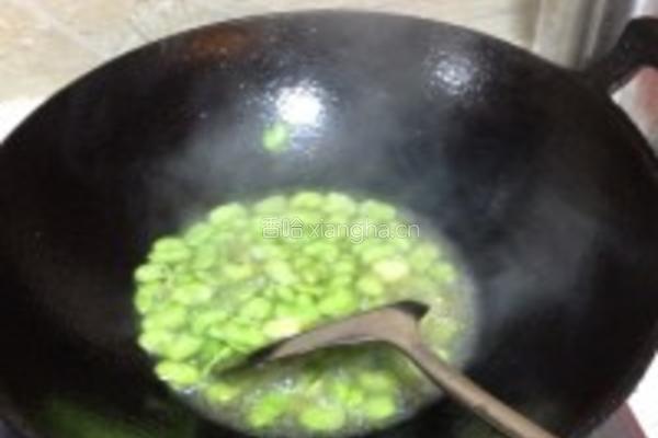 蚕豆米炒韭菜的做法图解2
