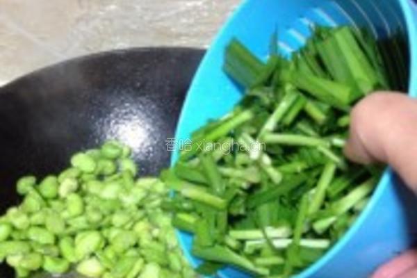 蚕豆米炒韭菜的做法图解3