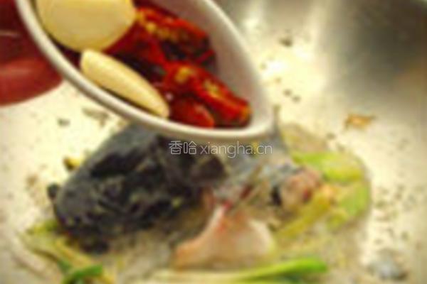 大蒜泡椒焖鲇鱼的做法图解3