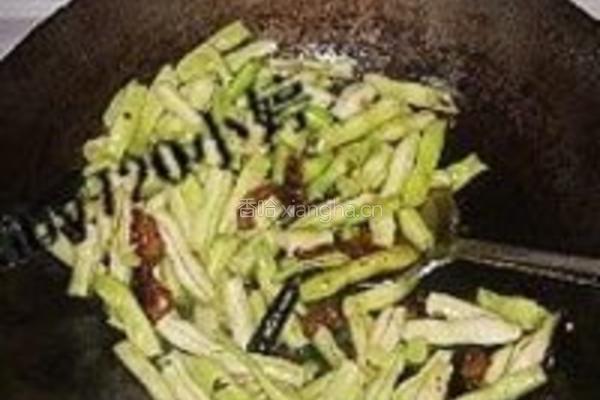 扁豆炒虾的做法图解2
