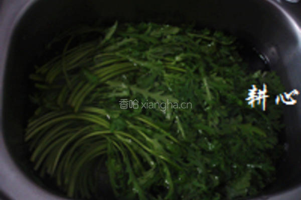 茼蒿鲫鱼汤的做法图解2