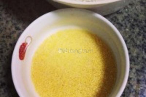 小米红薯粥&腊肉蒸蛋的做法图解1